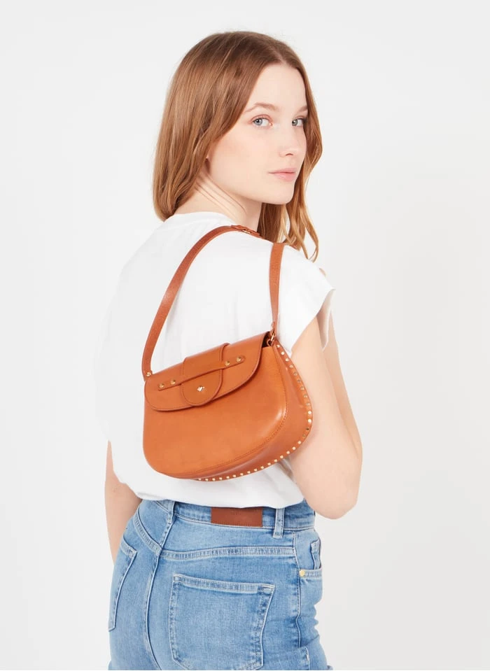 LE COURCY - Sac Bandoulière à Rabat En Cuir | Marron 4 LE COURCY - Sac Bandoulière à Rabat En Cuir | Marron – Image 2